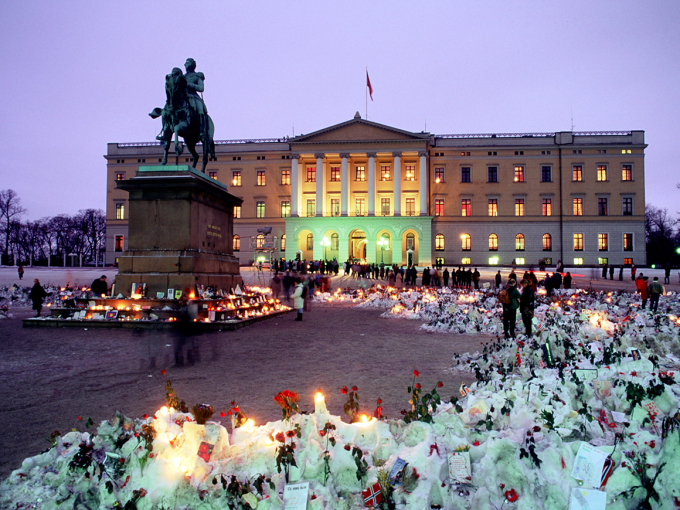 Lys og blomster fylte Slottsplassen etter Kong Olavs død. Foto: Lise Åserud, NTB scanpix